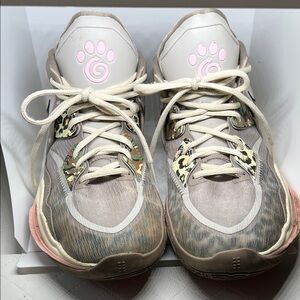 Kyrie nike infinity Beige Sneakers with Pink Highlights
